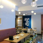 恵比寿 箸庵 - お洒落なカラー・スキーム