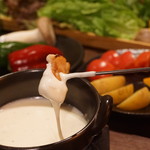 Hanuri - チーズフォンデュでサムギョプサル。チーズフォンデュ鍋はタッカンマリ、プルコギ等でもお楽しみください。チーズはワインやハーブ等」を加えた手作りです。