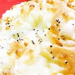 ブレッドファクトリー - チーズと胡椒のパン