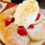 Eggs 'n Things - 『ストロベリー・スペシャルパンケーキ』様（＄12.75）もうビジュアル的に見たかっただけ(笑)