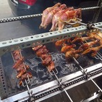 Cơm Gà Hải Nam - 料理写真:炉端で焼く鶏・チャーシューの匂いがたまらん