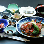 民芸茶房 - 煮魚定食（2160円）