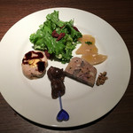 ワインレストラン ドミナス - ほたての低温カルパッチョ・コンビーフのシーザーサラダ・パテドカンパーニュ・桜姫鶏チーズ巻き・砂肝のコンフィ