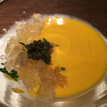 ワインレストラン ドミナス - かぼちゃの冷製スープ・豚足のジュレ・キャビア添え