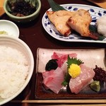 伊豆の旬 やんも - （2016/7  訪問）欲ばり定食。選べる焼魚に刺身、サラダ、デザートが付いて3240円。
