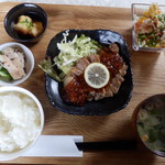 Raisukyouwakoku - 今週の気まぐれ定食はバーベキューポークです。柔らかくローストした豚肩ロース肉に旨みたっぷりの特製ソースがかけてあり、食欲をかきたてる逸品です。身体が元気になりました。ご馳走様でした。