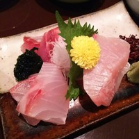 伊豆の旬 やんも 丸の内店 - （2016/7  訪問）刺身は鯵、かんぱち、いさきでした。肉厚で鮮度も良かったです。