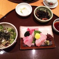 伊豆の旬 やんも 丸の内店 - （2016/7  訪問）欲ばり定食。魚を焼いている間に小鉢と刺身、サラダが先に出されます。