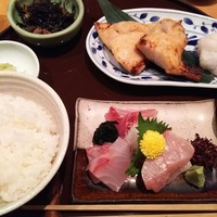 伊豆の旬 やんも 丸の内店 - （2016/7  訪問）欲ばり定食。選べる焼魚に刺身、サラダ、デザートが付いて3240円。