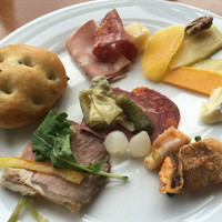 ザ・カフェ - フォカッチャ、モルタデッラ、サラミ、ビアソー、ピクルス、チーズ複数種、ミニオニオン、イカとムール貝とサーモンのコチジャンサラダ、くるみ、ドライフルーツ。