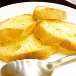 KAKIYA シェル＆シュリンプ - アヒージョにはガーリックトーストつき♪