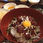 馬鹿うま - 馬肉のユッケ丼 ランチ
            昼から生肉食べて、大丈夫かな…⁇
            と内心不安でしたが、そんな気持ちを払拭する美味しさ！