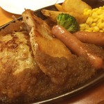 ステーキ宮 - ミックスグリル！
            ハンバーグ・チキン・ソーセージの盛り合わせ。
            うーーーん。
            ハンバーグの肉率が低い気が。。。