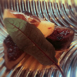 マダム・トキ - フォアグラのポアレ，白桃と無果実のキャラメリゼ