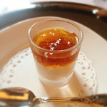 マダム・トキ - アミューズブッシュ．ホタテのムースとコンソメジュレ，ドライトマト添え．