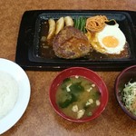 世界のハンバーグ曲角 - 昼のサービスランチ810円