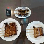 カネワ商店 - 自宅にて：右並串（1000円、左大串（2000円）。上、キモ串とタレ