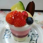 シャロン - 苺のパフェ。