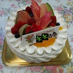 シャロン - フルーツ多めのデコレーションケーキ。