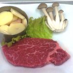 焼肉喜楽 - 料理写真:一番人気のヘレ☆ニンニク揚げ付！！