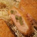 とんかつ いわい - 茎山葵と鹿児島醤油でいただけます。