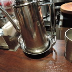 This is 中川 - 卓上には胡椒味噌、ハニーマスタードソースが置いてあった。