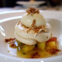 フランス料理 ル・クール - Ａランチ・本日のデザート「メレンゲフリュイ」フリュイはフルーツ。トロピカルフルーツなどにパッションフルーツソースを和えて。サクサクのメレンゲ。バニラアイス。ヌガー。