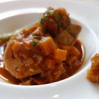 フランス料理 ル・クール - Ａランチ・本日の肉料理「鶏もも肉のスパイス仕込み」ベースはトマト。下にはクスクスが。