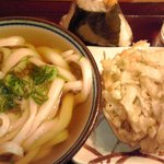 楽釜製麺所 - かけうどん（２８０円）かきあげ（１４０円）鮭おにぎり（１００円）