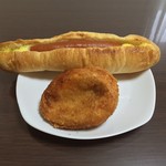 粉とクリーム - 惣菜パソはカレーかウインナーにかぎる。  生地薄め、中はカレーがギッシリ。イイね！  自宅にて