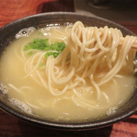 とり田 博多本店 - 博多名物の水炊き！大抵の店は、シメは雑炊・餅・うどんなのですが、こちらはラーメン麺があるんですね。
                
                
