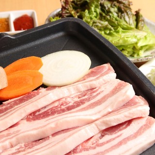 旨味たっぷり♪ジューシーに焼き上がった「サムギョプサル」