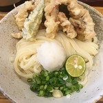 ゆうすけ - ツヤツヤの麺に、揚げたてのゲソ天。うまし！
            盛りも丁寧やね。