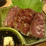 串酒房はっ鳥 - 今夜の馬刺しは厚切りでした(^｡^)