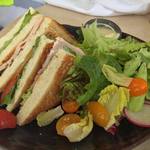 House Without a Key - プールサイド　サンドイッチ