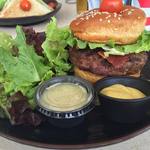 House Without a Key - プールサイドでハンバーガー