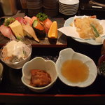 ここも - 寿司天ぷら定食です（昼のみの提供です）