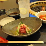 Matsusaka Yakiniku Kazokutei - ユッケ塩ダレ1,000円　檸檬チューハイ500円、白菜キムチ400円