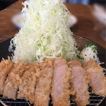 とんかつ ふく村 - モリゾーのような昔盛りキャベツも圧巻