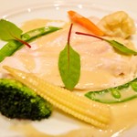 メゾン ポール・ボキューズ - お子様プレート（メインは顔を模している。べびーリーフが目、絹さやで口を表現）