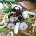 みどり屋 - エビやイカにきくらげにシナチクに焼き豚（ハム？）