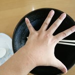 みどり屋 - どんぶりの大きさ分かるかな！？僕の親指から小指が２２センチあります。