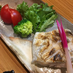 小魚料理 とみ助 - 新鮮な野菜が添えられ彩りもキレイ