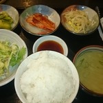 韓国の家 - 焼き肉定食のご飯とおかず（税込980円）（2016.8）