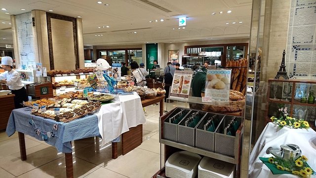三越日本橋本店地下1階にある大きな焼成パン屋さん By 自転車乗りのやっちゃん Johan 日本橋ジョアン店 ジョアン 三越前 パン 食べログ