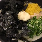 串カツ田中 - おにぎり 自分で握るらしい 面倒なので混ぜごはんとして食べた