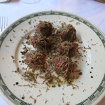 Amerigo dal 1934 - 幻の白牛「ビアンカ・モデネーゼ」の生肉、サマートリュフまみれ　13ユーロ