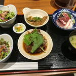 Sakanayano Izakaya Uojou - ◆日替わり 魚錠定食 980円
                        魚の刺身、あら煮、揚げ物、小鉢のサラダとお味噌汁。米は控えてるのでご飯の代わりに小鉢のサラダに替えてもらいました。
                        ご飯・お味噌汁はおかわりができるとのこと。