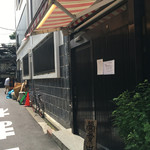 五代目 野田岩 - 入口。隅に灰皿あります。