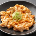 食道園 - ピリ辛塩ホルモン　岩塩とﾌﾞﾗｯｸﾍﾟｯﾊﾟｰをﾍﾞｰｽに唐辛子とニンニクを加えﾋﾟﾘ辛でスタミナのつく味です